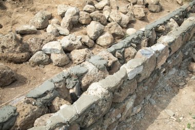 Açık havada tamamlanmamış sert taş duvar. İnşaat