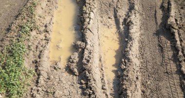  Baharda doğada kirli zemin yolu.