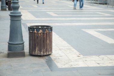 Şehir caddesinde çöp tenekesi. 