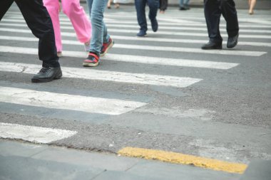 İnsanlar yoldan Zebra 'yı geçiyor..