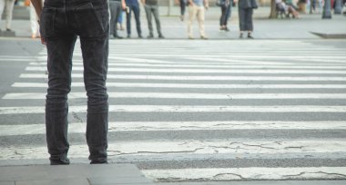 İnsanlar yoldan Zebra 'yı geçiyor..