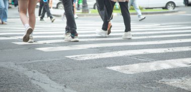 İnsanlar yoldan Zebra 'yı geçiyor..