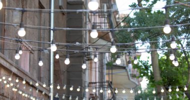 Sokakta ampuller asılı..