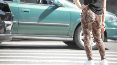 Şehirde dikilen bir kadının arka görüntüsü.