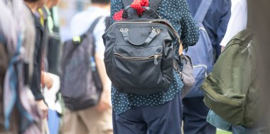 Şehirde sırt çantasındaki bir turist.