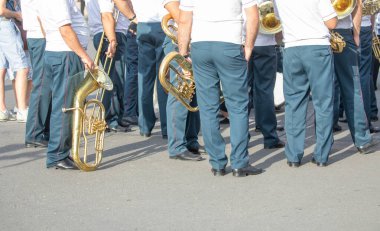 Şehirde müzik aletleri olan polis memurları.