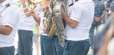 Şehirde müzik aletleri olan polis memurları.