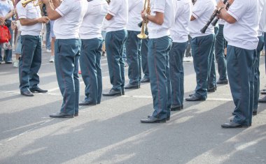 Şehirde müzik aletleri olan polis memurları.