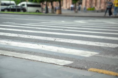 İnsanlar yoldan Zebra 'yı geçiyor..