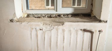 Evdeki yenilemeden önce eski pencere pervazı.