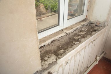 Evdeki yenilemeden önce eski pencere pervazı.