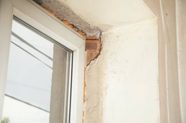 Evdeki tadilattan önce pencere. Onarım