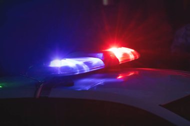 Gece şehirde polis arabası..