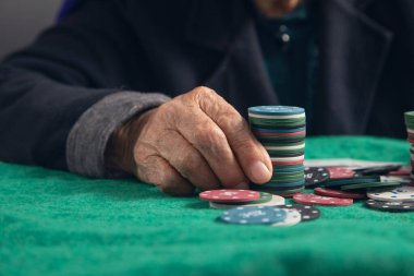 Kumarhane fişlerini tutan yaşlı kadın..