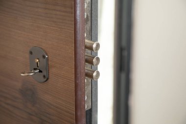 Evin anahtarları kapıda. - Güvenlik. Emlak