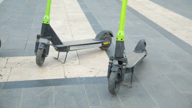 Şehrin caddesinde elektrikli scooter.