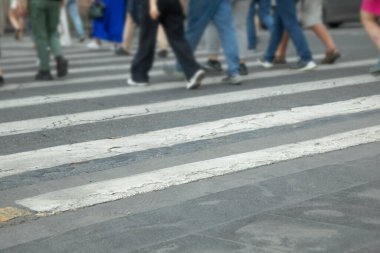 İnsanlar yoldan Zebra 'yı geçiyor..