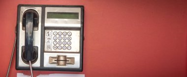 Şehir caddesinde eski bir ankesörlü telefon.