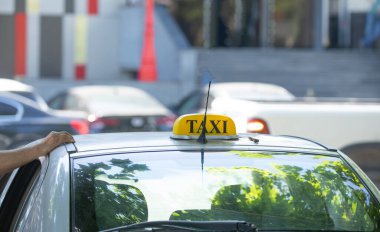 Yazın şehir caddesinde taksi..