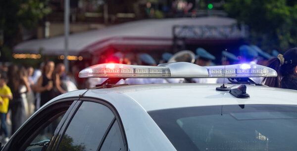 Полицейская машина в городе днем.