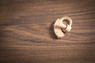 Tahta masada işitme cihazı var..