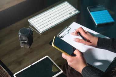 Beyaz kadın evdeki panoya yazı yazıyor..