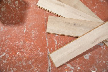 Eski katta yeni kaplamalar var. Zeminin yenilenmesi