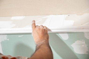 Kafkas işçiler evlerinin tavanını yeniliyorlar..