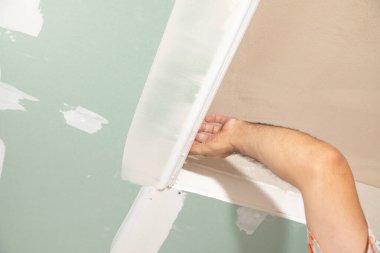 Kafkas işçiler evlerinin tavanını yeniliyorlar..