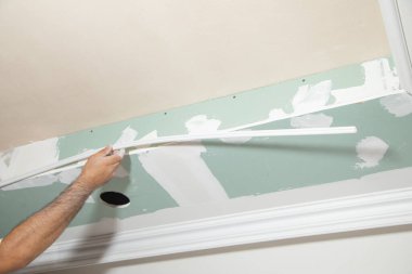 Kafkas işçiler evlerinin tavanını yeniliyorlar..