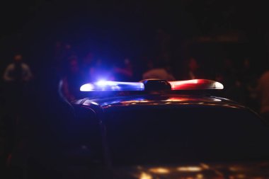 Gece şehirde polis arabası..