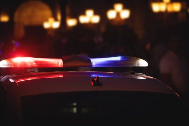 Gece şehirde polis arabası..