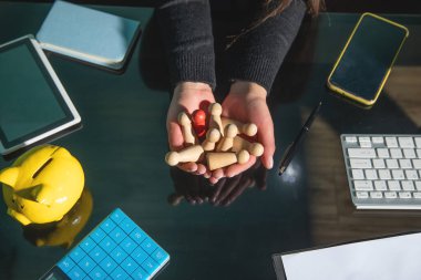 Tahta insan figürleri gösteren bir kadın. Adam alımı. Liderlik