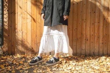 Beyaz ve siyah elbiseli genç kız..