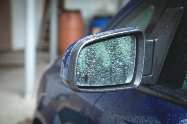 Araba yağmurdan sonra parçalandı. Su damlası