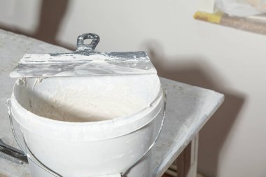 Seviyelendirmek için bir spatula ile kova.