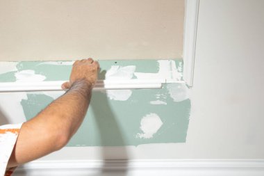 Kafkas işçiler evlerinin tavanını yeniliyorlar..