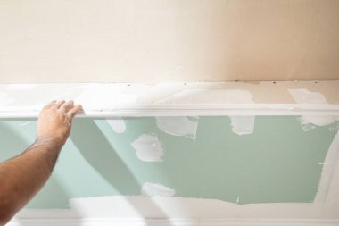 Kafkas işçiler evlerinin tavanını yeniliyorlar..