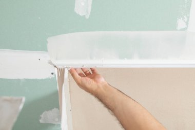 Kafkas işçiler evlerinin tavanını yeniliyorlar..