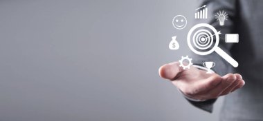 İş simgeleriyle büyüteç gösteren insanlar. Aranan başarı