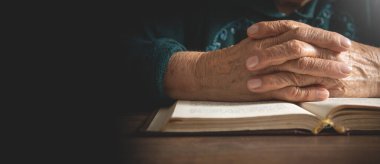 Kafkasyalı yaşlı kadın İncil 'i tutuyor..
