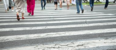 İnsanlar yoldan Zebra 'yı geçiyor..