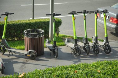 Şehrin caddesinde elektrikli scooter.