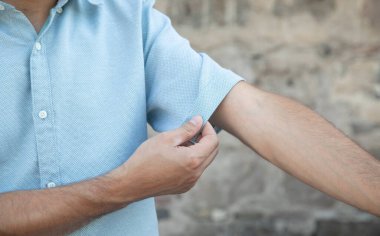 Kısa kollu yazlık gömleği gösteren adam..