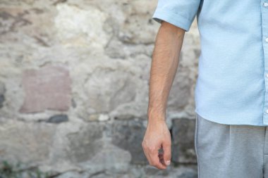 Kısa kollu yazlık gömleği gösteren adam..