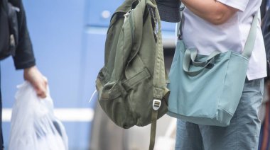 Şehir caddesinde çantada bir kadın.