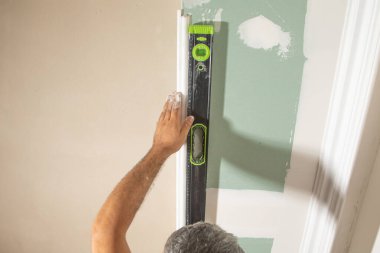 Kafkas işçiler evlerinin tavanını yeniliyorlar..