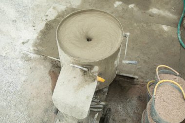 İnşaat alanında çimento karıştırıcı makinesiyle beton.