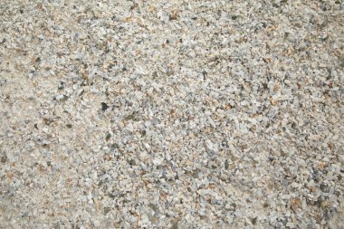 İnşaat için kum ve çakıl yığınları.