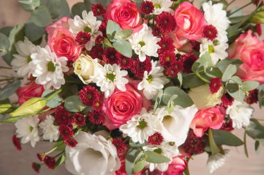 Bir buket güzel çiçek ve bir gül.